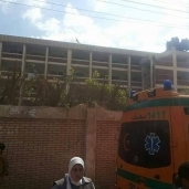 سيارة إسعاف في محيط إحدي المدارس "صورة أرشيفية"