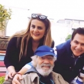 الفنانة رانيا محمود ياسين ووالدها وزوجها