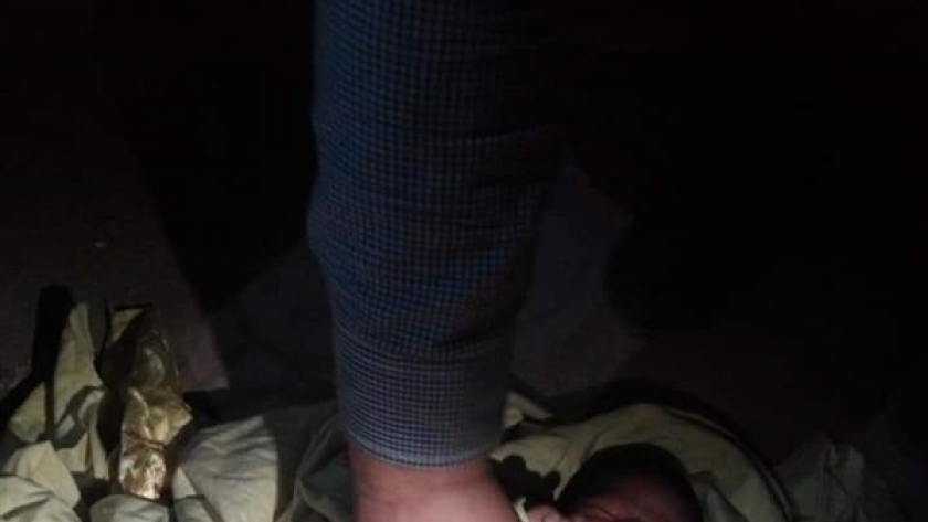    العثور على طفل عمره 3 أيام مُلقى أسفل كرسي بكورنيش مدينة كفر الشيخ   