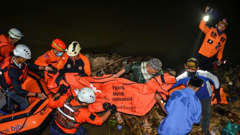 فرق الانقاذ الإندونسية خلال محاولتها انتشال جثث الأطفال الغرقى