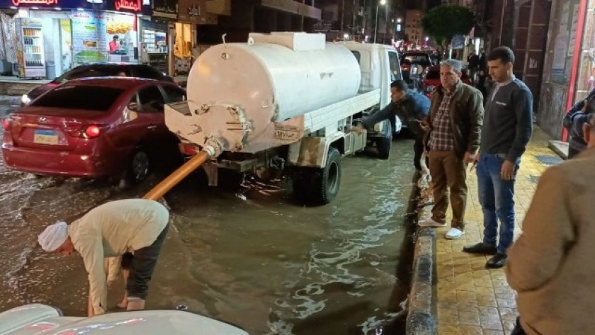 محافظ الشرقية يُتابع أعمال شفط وكسح مياه الأمطار من شوارع المدن 