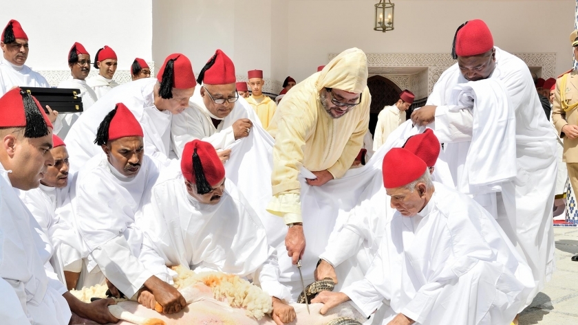 لحظة نحر ملك المغرب الأضحية عقب صلاة العيد اليوم «فيديو»