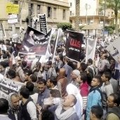 أهالى أشمون يتظاهرون خارج المحكمة