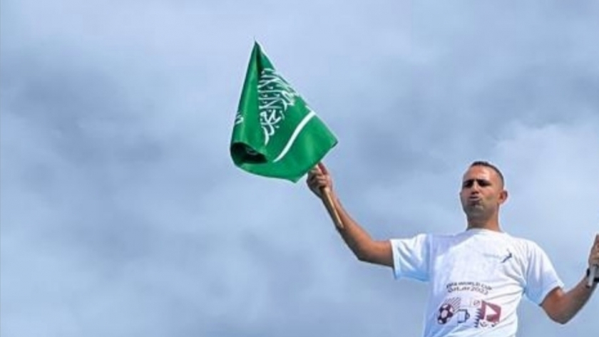 أشهر لاعبي الفلاي بورد يحمل علم السعودية