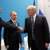 ترامب يصافح لافروف المتواجد برفقة الرئيس الروسي فلاديمير بوتين