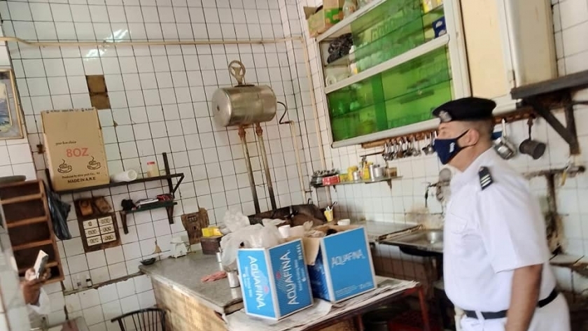صور.. غلق أول مقهى لتقديمه الشيشة في بلبيس بالشرقية