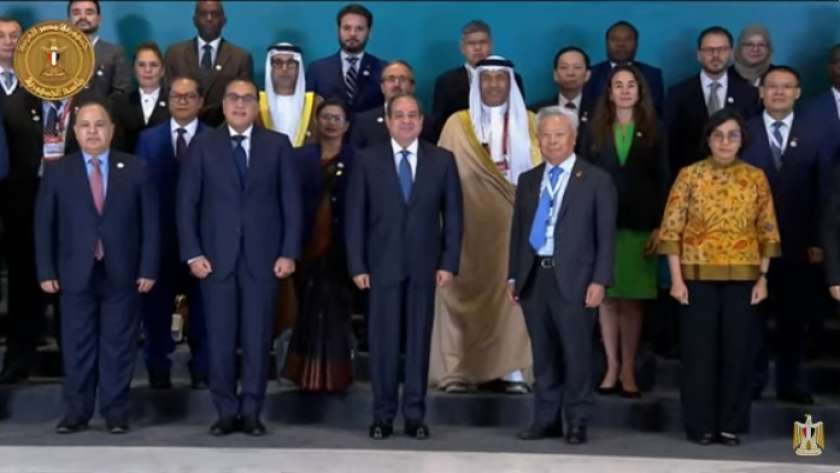 الرئيس عبد الفتاح السيسي مع المشاركين في الاجتماعات