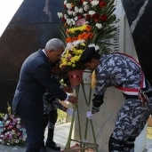 بالصور| محافظ المنوفية ومدير الأمن يضعان إكليل الزهور علي النصب التذكاري
