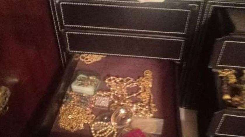 كمية من المشغولات الذهبية المعثور عليها داخل الشقة