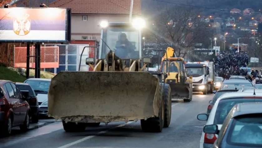صرب كوسوفو يغلقون الطريق بالقرب من قرية رودين