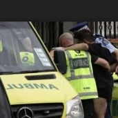 رجال إسعاف في نيوزيلاندة يساعدون احد المصابين في الهجوم الإرهابي