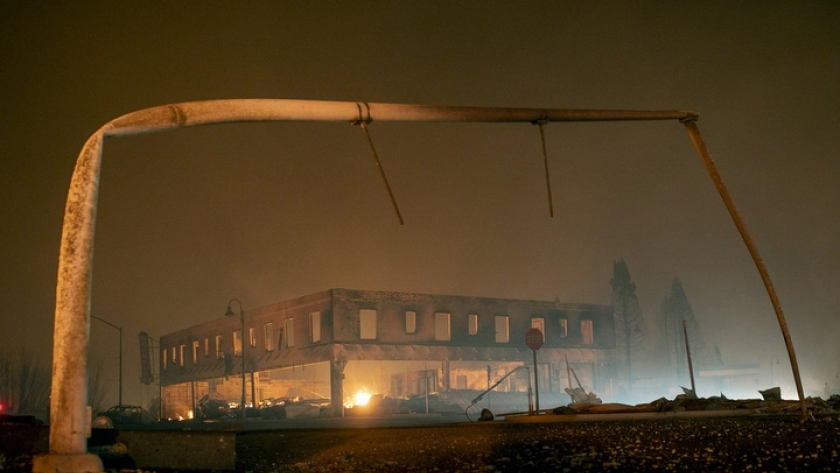 حريق كاليفورنيا يذيب أعمدة الإنارة