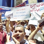 جانب من الوقفة الاحتجاجية للموظفين أمام نقابة الصحفيين