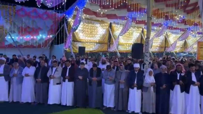 قبائل مطروح خلال أداء الصلاة في فرح بمدينة العلمين