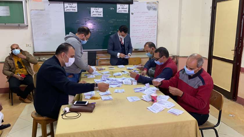 عمليات من فرز أصوات الناخبين فى لجان المنصورة