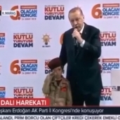 أردوغان وطفلة تركية ترتدي الزي العسكري