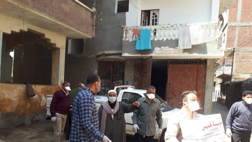 توزيع سلع غذائية على أهالي قرية عليم بعد خضوعهم للحجر الصحي في الشرقية