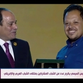 عمرو الشامي أثناء تكريمه من الرئيس السيسي