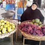 «مريم» بائعة فاكهة فى سوق المنيب