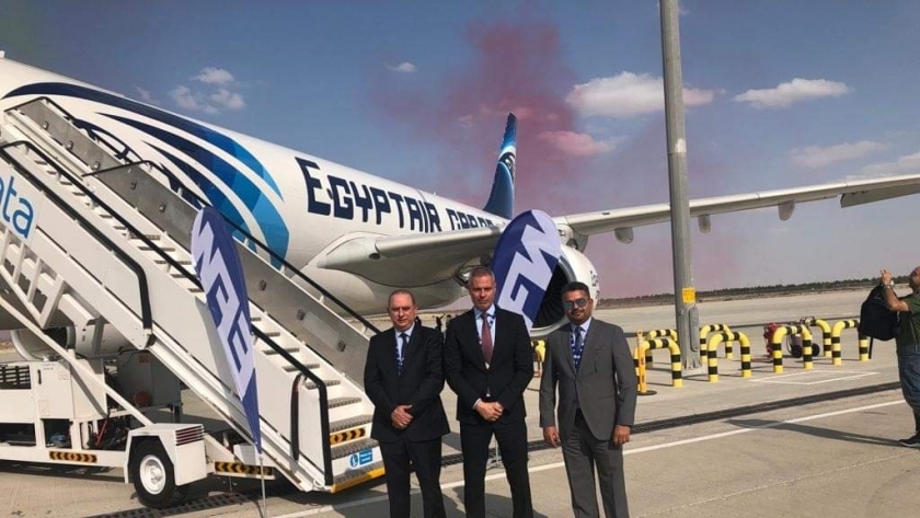 الطيار أحمد عادل يتفقد الطائرة الثالثة لمصر للطيران بمعرض دبي