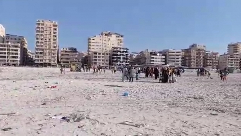 رواد شاطئ النخيل في الإسكندرية