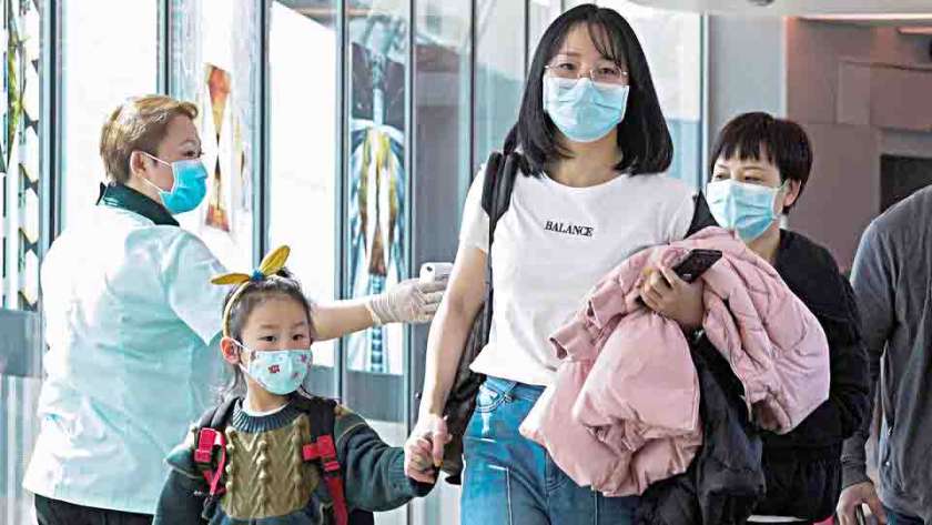 مواطنون يرتدون الكمامات لمنع انتشار فيروس "كورونا"