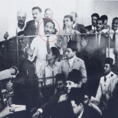 الرئيس الراحل أنور السادات في قفص محاكمته في "اغتيال أمين عثمان"