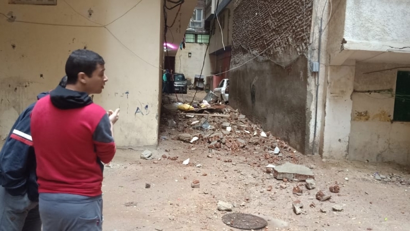 انهيار سور مبنى على عقار مجاور في الإسكندرية 