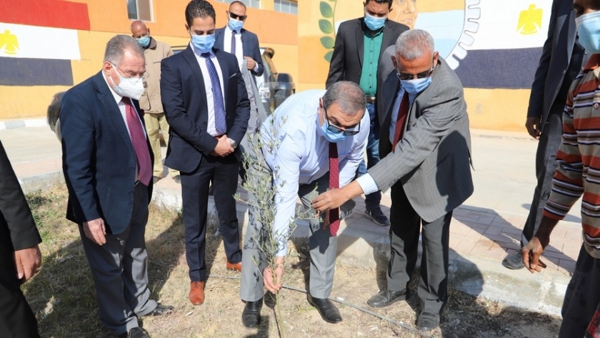 وزير القوى العاملة يتفقد مركز تدريب الرضوانية ويزرع 100 شجرة ضمن مبادرة «هنجملها»