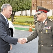 الفريق أول صدقى صبحى أثناء استقباله وزير الدفاع العراقى