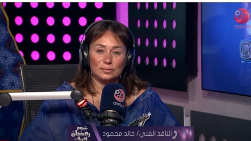 الإعلامية إنجي علي تجري مداخلة هاتفية مع خالد محمود الناقد الفني