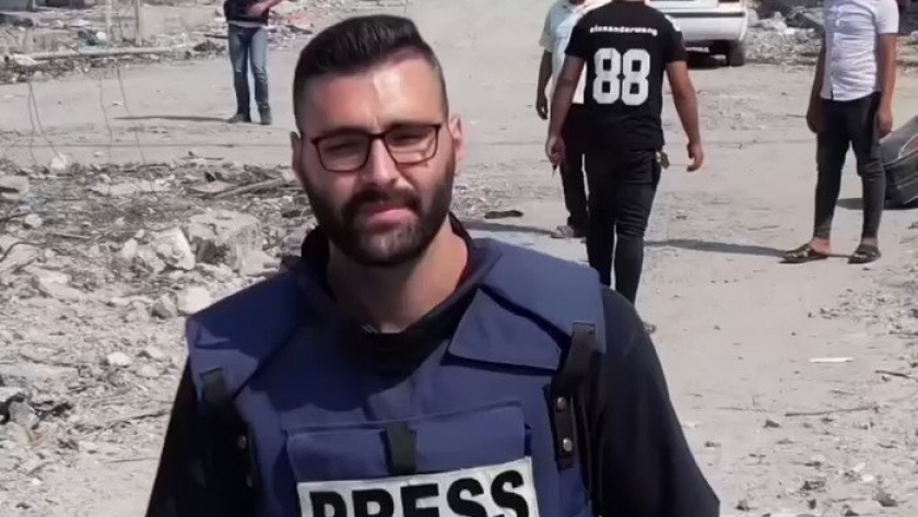 الصحفي الفلسطيني معتز عزايزة