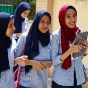 طالبات بعد خروجهن من الامتحان