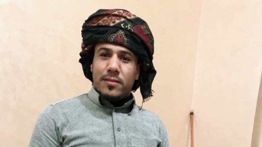 أحد الشباب بعد إستخراجه الترفاس من صحراء مطروح