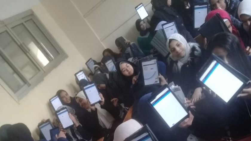 القاهرة تجرى تجربة التابلت لطلاب ثانية ثانوى