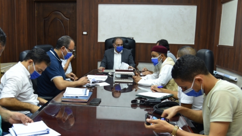 سكرتير عام محافظة مطروح خلال اجتماع لتطوير مزلقان الضبعة