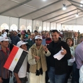 ناخبون أمام إحدى لجان الاقتراع في الكويت