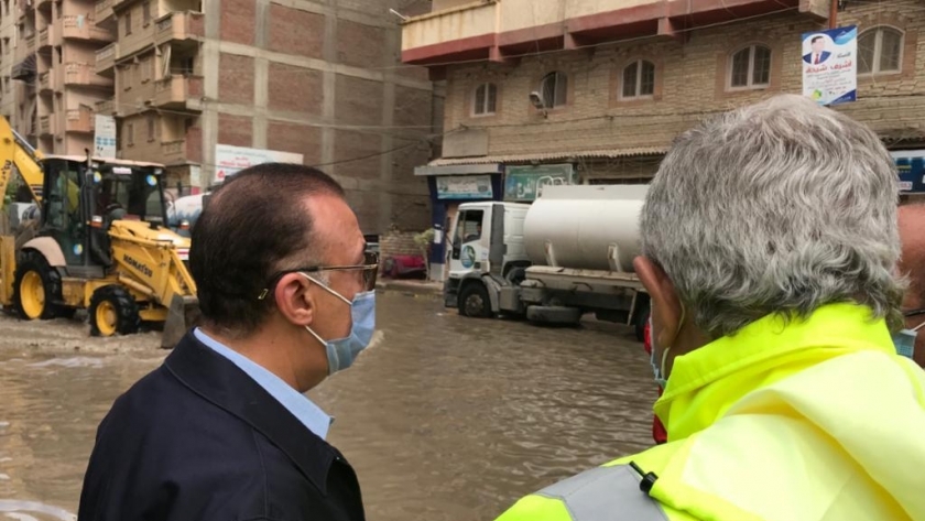 محافظ الإسكندرية ورئيس الشركة القابضة في شوارع لسحب المياه