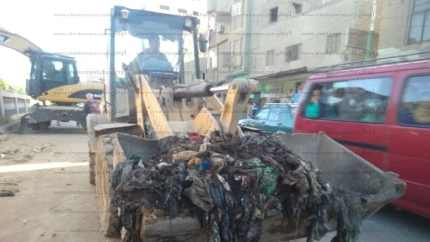 رفع أكوام القمامة المتراكمة على ترعة السنط بمدخل قرية كوم أبو شيل بأبنوب