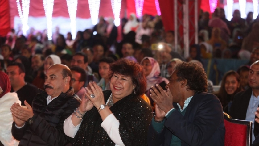 وزيرة الثقافة ومحافظ أسوان يتابعان احتفالات تعامد الشمس بالسوق الشعبي
