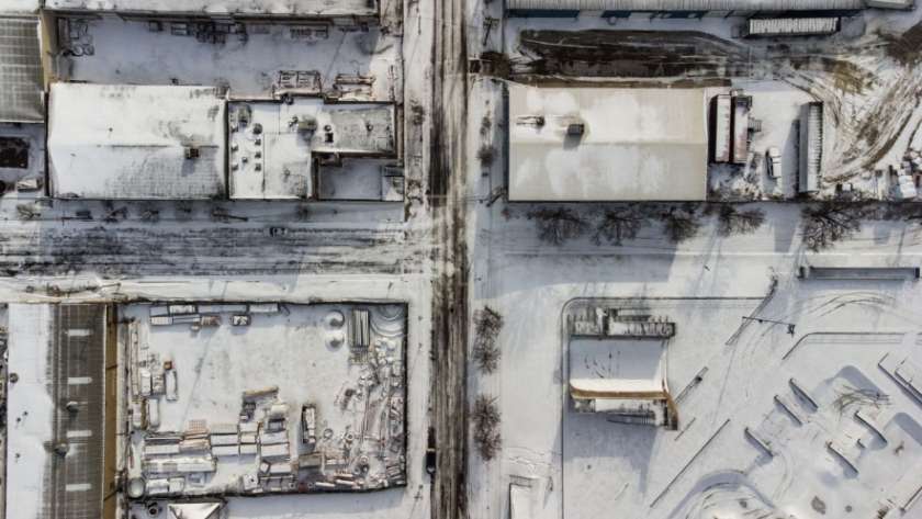 مباني المغطاة بالثلوج في «لويزفيل» بولاية كنتاكي