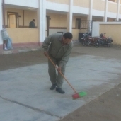 معلم لغة عربية ينظف مدرسته