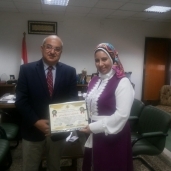 رئيس جامعة أسيوط يكرم الدكتورة أميرة الحوفى