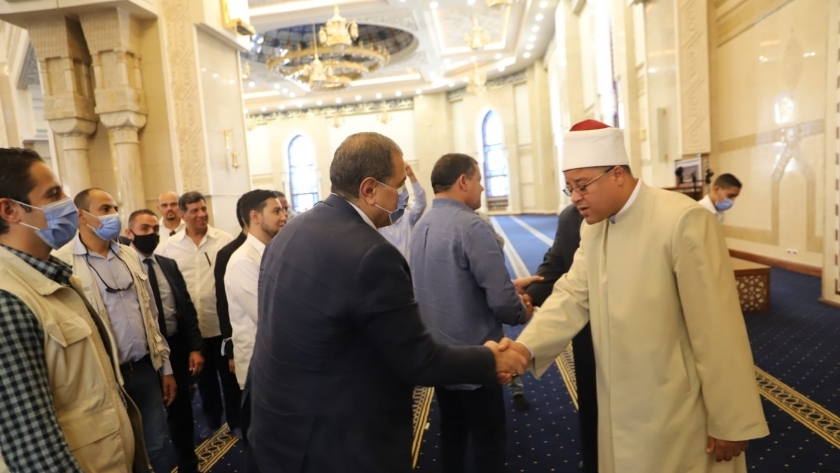 رئيس حكومة الوحدة الليبية وسعفان يؤديان صلاة الجمعة في مسجد الفتاح العليم