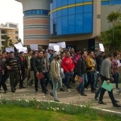 بالصور| تظاهر طلاب "المعهد التكنولوجي" بالعاشر للمطالبة بـ"تقسيط المصاريف"