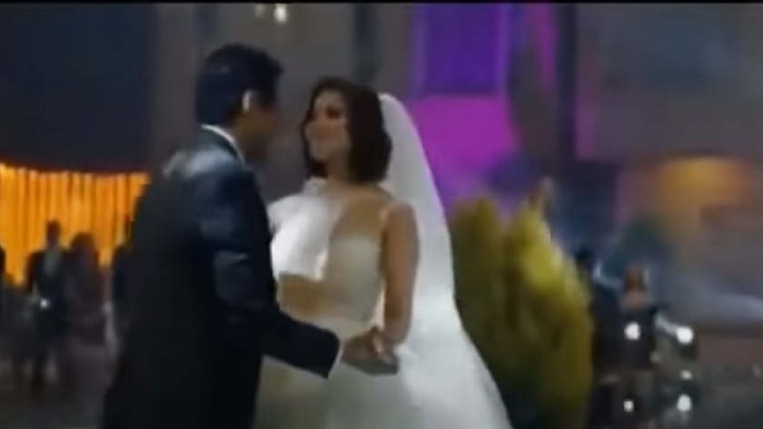 سهرا لصايغ ومحمد عادل في مشهد من المسلسل