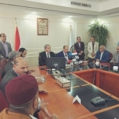 وزير التموين خلال اجتماعه مع محافظ مطروح بديوان عام المحافظة