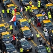 بالصور| تظاهرة لسائقي سيارات الأجرة في سانتياجو ضد "أوبر"