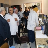  نائب رئيس جامعة طنطا يزور مركز علاج الأورام الجامعي