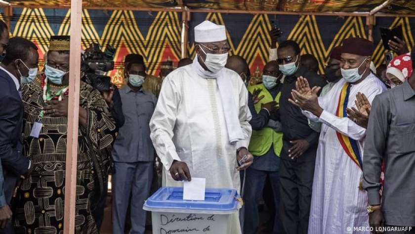 الرئيس التشادي إدريس ديبي يصوت في الانتخابات